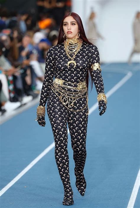 lourdes leon sfilata versace|Lourdes Leon sfila per Versace alla Milano Fashion Week 2021..